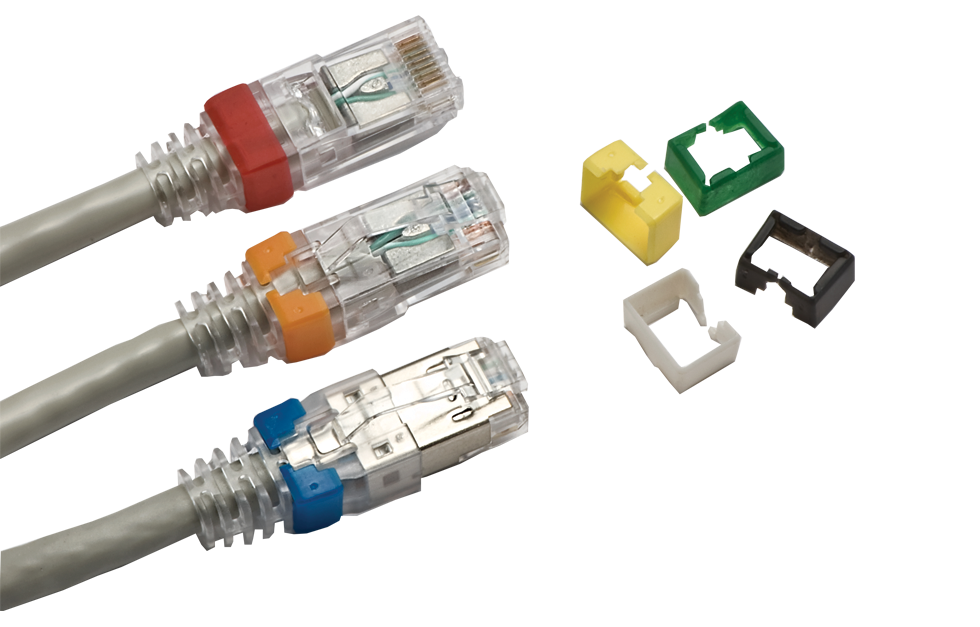 Цветные кольца на вилках коммутационных шнуров.