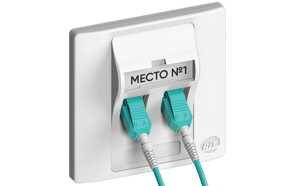 Информационная розетка британского стиля со вставленными патч-кордами